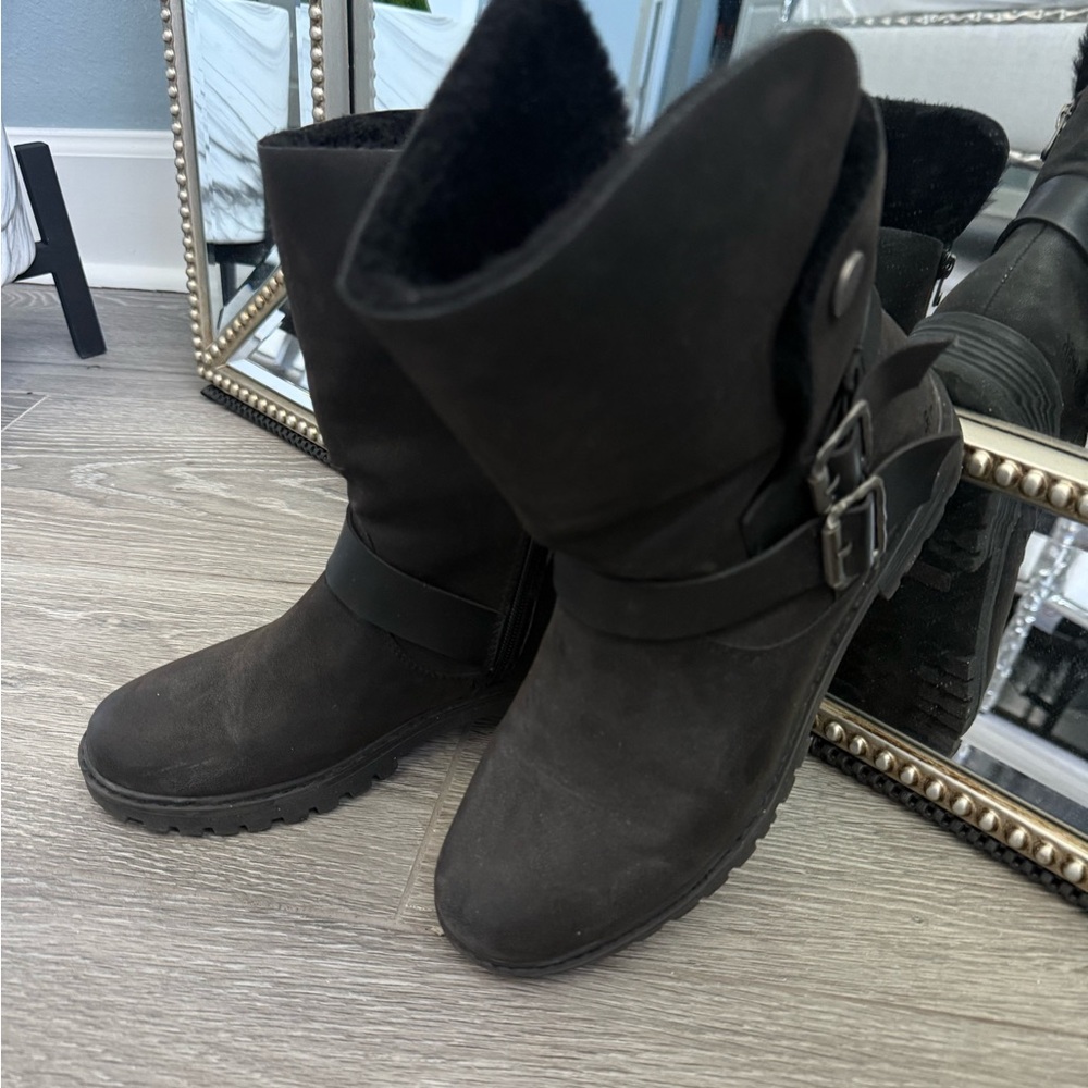 Stylish Black Winter Boots with Buckle Accents - Picture 2 of 14
